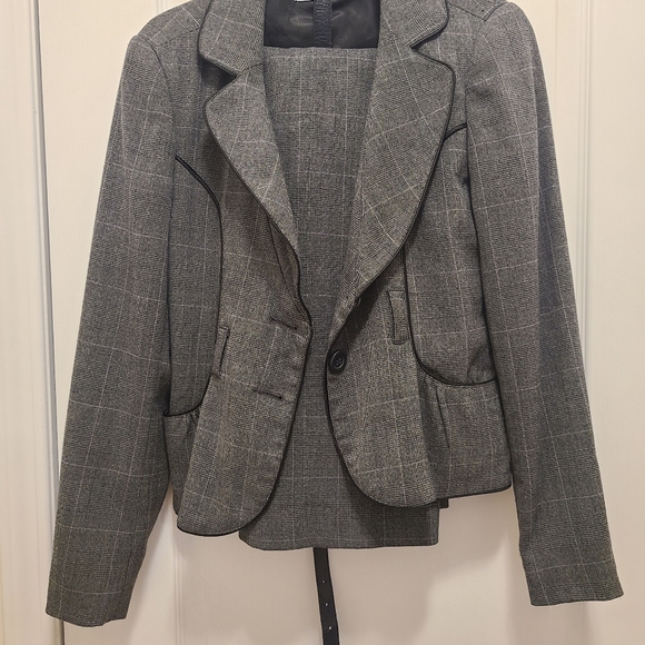 Suzy shier Business Suit - Picture 2 of 2